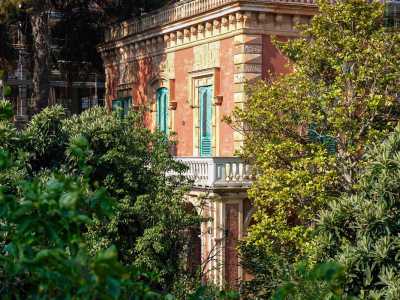 Costruita in stile eclettico con decori liberty si innalza su due livelli, il primo dei quali � caratterizzato da un loggiato ad archi dove poggia un�ampia terrazza balaustrata che circonda il piano nobile